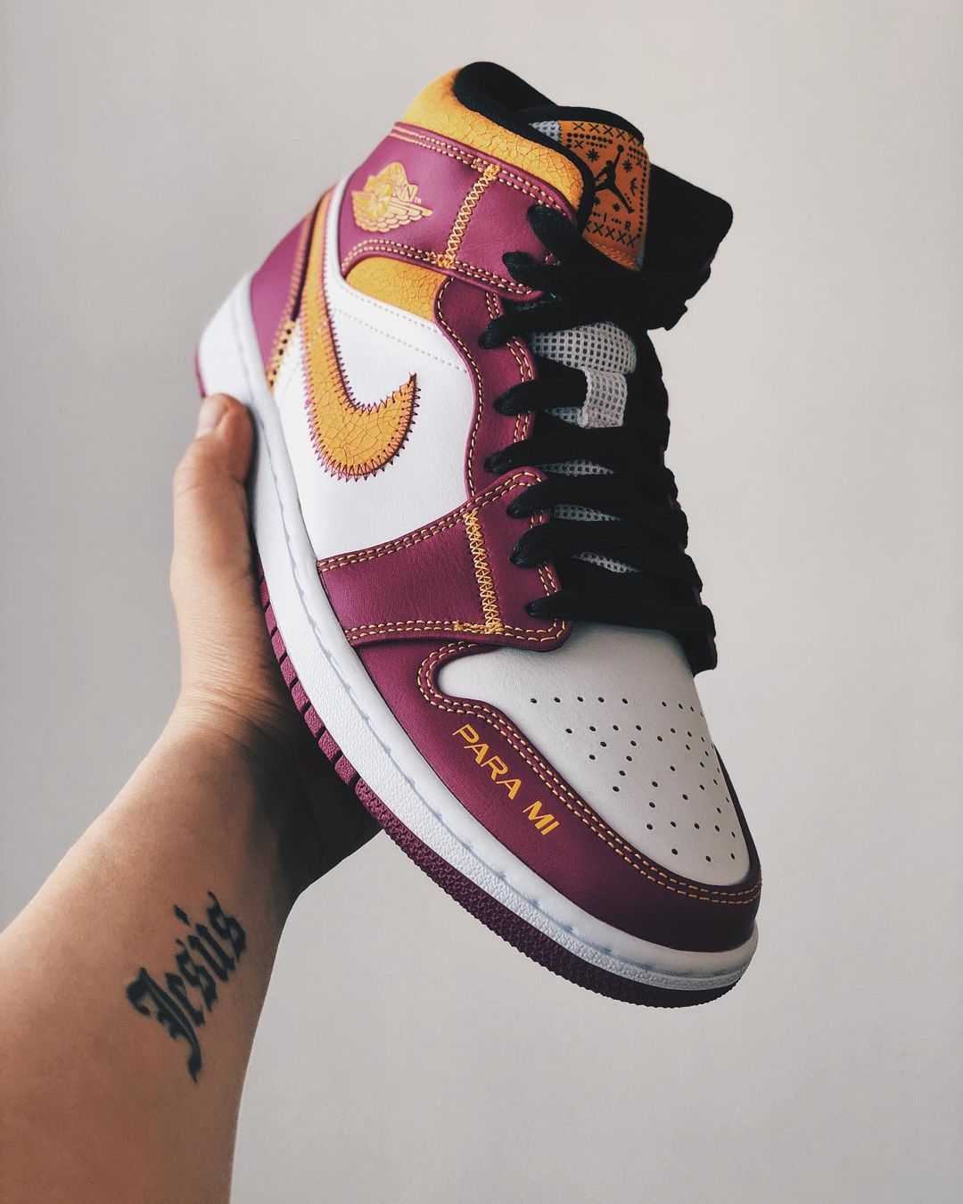 jordan mid la familia